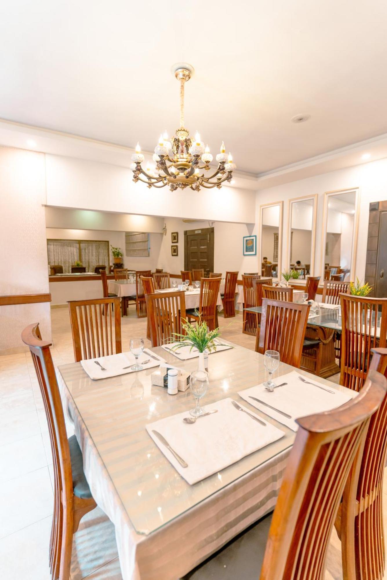 Vip House Peshawar Hotel Eksteriør billede